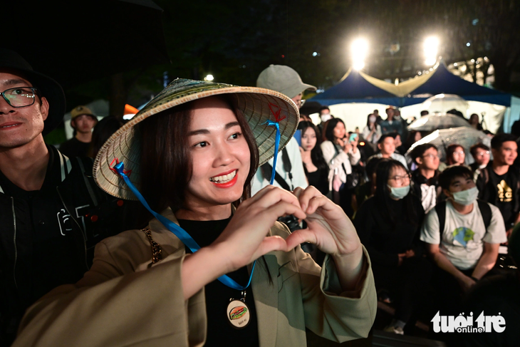 Khán giả bày tỏ yêu thích với các chương trình biểu diễn nghệ thuật tại Vietnam Phở Festival 2023 - Ảnh: QUANG ĐỊNH