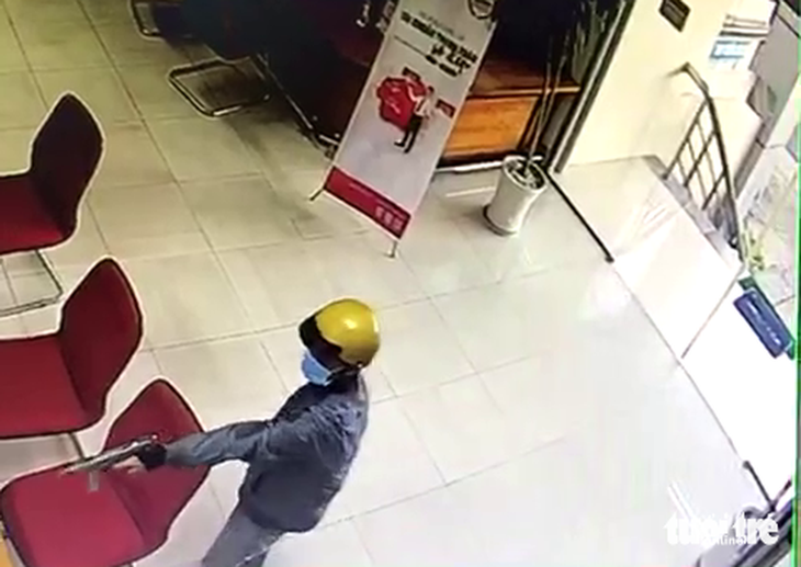 Camera ghi lại cảnh nam thanh niên cướp ngân hàng - Ảnh: HOÀI THƯƠNG cắt từ clip
