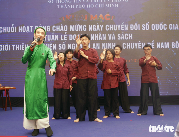 Hoạt cảnh hình thể Đất Phương Nam do Saigon Theatreland, Câu lạc bộ Giai điệu Đất Phương Nam biểu diễn trong chương trình - Ảnh: HỒ LAM