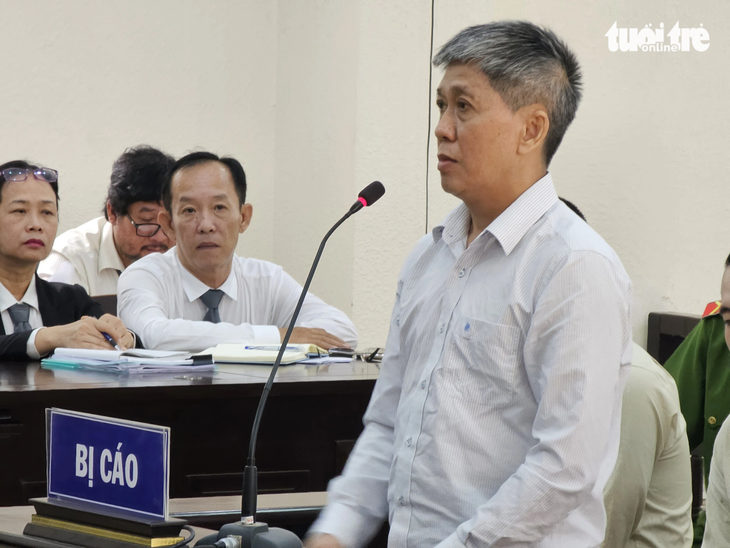 Cựu giám đốc Sở LĐ-TB&XH tỉnh Bình Dương Lê Minh Quốc Cường tại tòa. Theo cáo trạng, ông Cường phủ nhận đã nhận tiền của cấp dưới, còn tại tòa chưa đến phần xét hỏi bị cáo này - Ảnh: BÁ SƠN