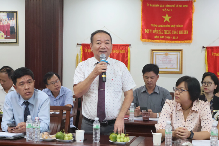ThS Hoàng Quốc Long, hiệu trưởng Trường trung cấp Nguyễn Tất Thành, đóng góp ý kiến tại phiên thảo luận - Ảnh: GIA HÂN