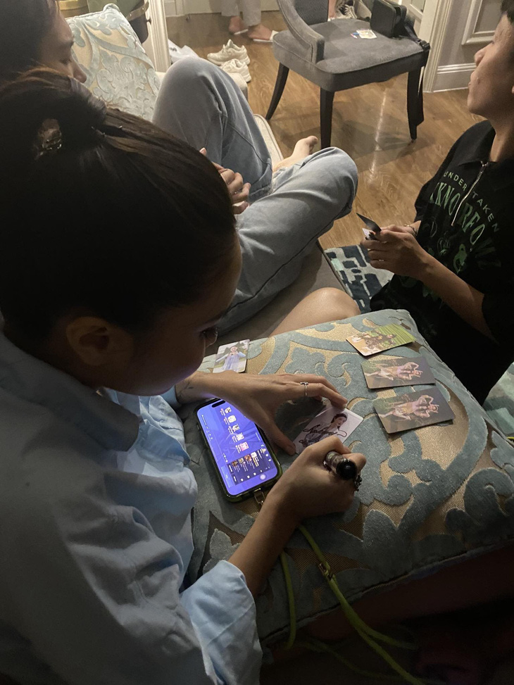 Hình ảnh Bích Phương bận rộn "cày game" mà quên ra sản phẩm âm nhạc