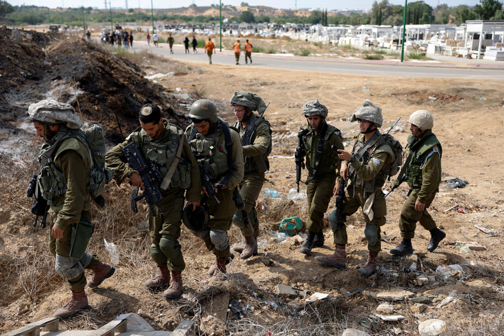 Binh sĩ Israel ở Ashkelon, miền Nam đất nước, ngày 10-10 - Ảnh: REUTERS
