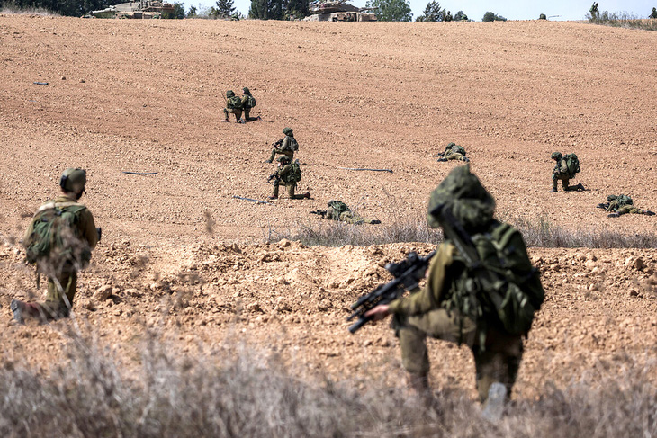 Binh sĩ Israel hoạt động tại khu định cư Kfar Aza (phía nam Israel) gần Dải Gaza vào ngày 10-10 - Ảnh: AFP