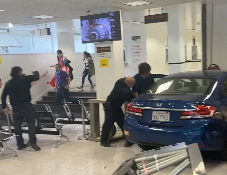 Cảnh sát San Francisco khống chế tài xế lao xe vào tổng lãnh sự quán Trung Quốc tại thành phố này hôm 9-10 - Ảnh: REUTERS Cảnh sát San Francisco khống chế tài xế lao xe vào lãnh sự quán Trung Quốc tại thành phố này hôm 9-10 - Ảnh: REUTERS