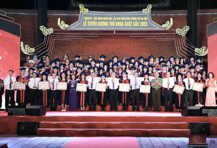 96 thủ khoa xuất sắc tốt nghiệp các trường đại học, học viện tại thủ đô được vinh danh tối 10-10 - Ảnh: UBND TP Hà Nội