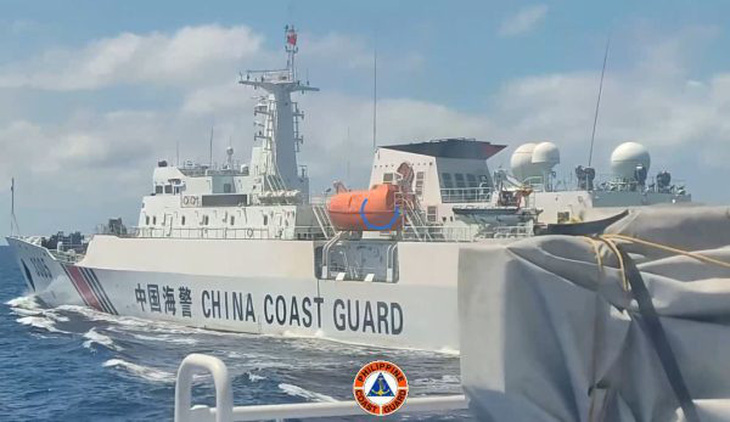 Ảnh chụp màn hình video do lực lượng tuần duyên Philippines công bố vào ngày 27-3-2022 cho thấy một cuộc chạm trán gần tàu hải cảnh Trung Quốc ở khu vực gần bãi cạn Scarborough - Ảnh: THE DIPLOMAT/TUẦN DUYÊN PHILIPPINES