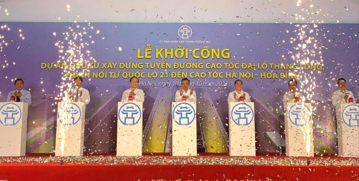 Lãnh đạo UBND TP Hà Nội, tỉnh Hòa Bình và đại diện nhà thầu phát lệnh khởi công dự án - Ảnh: UBND TP Hà Nội