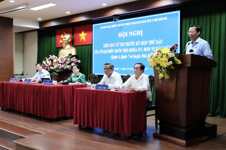 Chủ tịch UBND TP.HCM Phan Văn Mãi trả lời kiến nghị cử tri - Ảnh: PHƯƠNG NHI 