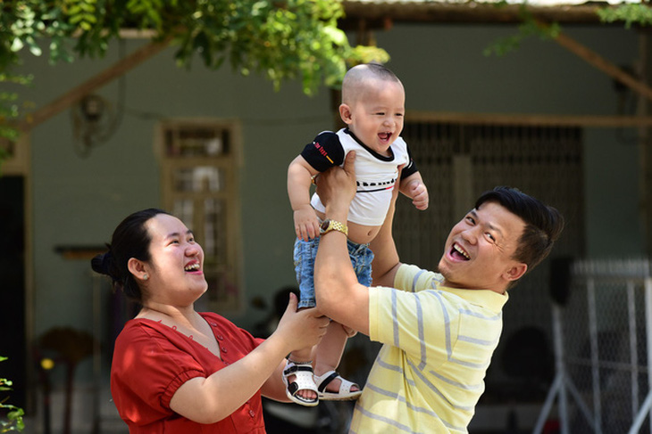 Nụ cười mãn nguyện của vợ chồng anh Hưng, chị Huệ (Q.12, TP.HCM). Họ đã trải qua hành trình 6 năm tìm con và có được niềm vui trọn vẹn nhờ tham gia chương trình Ươm mầm hạnh phúc - Ảnh: DUYÊN PHAN