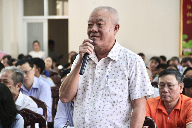 Cử tri Nguyễn Xuân Mừng (quận 7) hỏi về tiến độ thực hiện dự án chống ngập 10.000 tỉ - Ảnh: PHƯƠNG NHI 