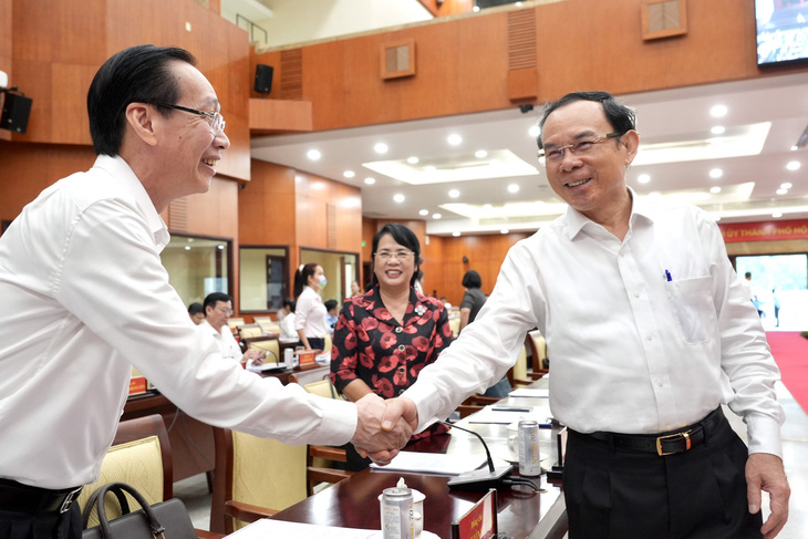 Bí thư Thành ủy TP.HCM Nguyễn Văn Nên (phải) trao đổi với Trưởng Ban Nội chính Thành ủy Lê Thanh Liêm - Ảnh: HỮU HẠNH