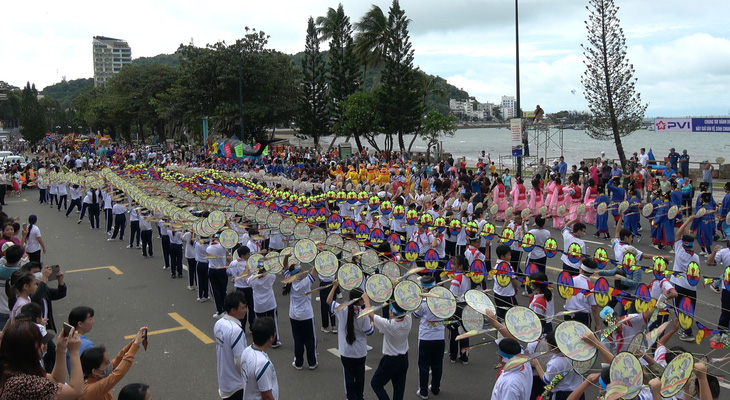 Học sinh Vũng Tàu tham gia thả diều dài tại lễ hội Nghinh Ông Thắng Tam Vũng Tàu diễn ra cuối tháng 9-2023 - Ảnh: ĐÔNG HÀ 