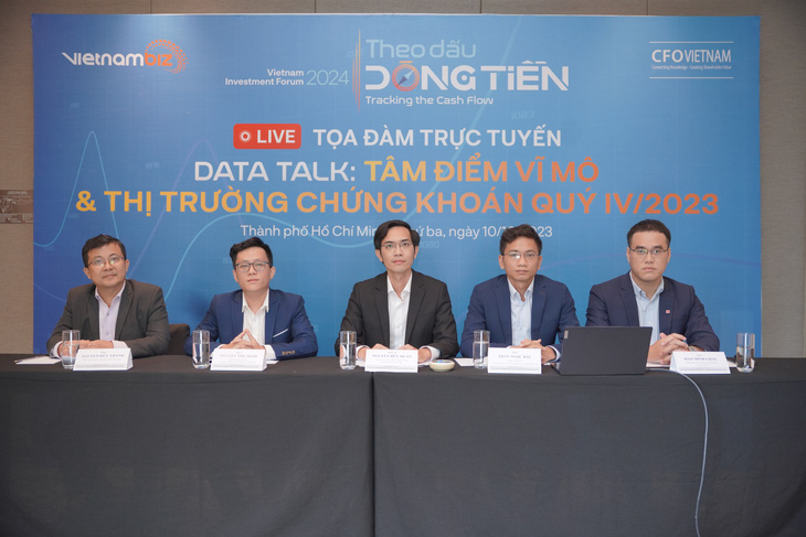 TS Nguyễn Hữu Huân (giữa) điều phối tọa đàm, với sự tham gia của các chuyên gia kinh tế - Ảnh: VNB