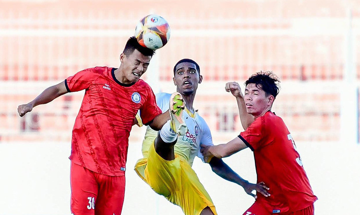 CLB Khánh Hòa (áo đỏ) trong trận giao hữu với CLB Quy Nhơn Bình Định - Ảnh: KHÁNH HÒA FC