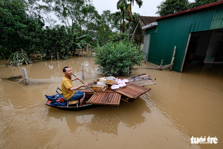 Người dân Hà Tĩnh bơi thuyền trong đợt ngập lụt do mưa to kéo dài năm 2020 - Ảnh: NAM TRẦN