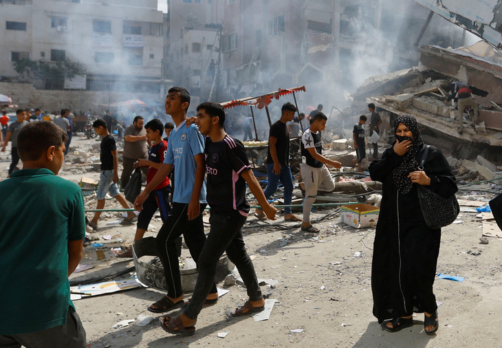 Nhiều công trình bị hư hại ở phía nam Dải Gaza, ngày 10-10 - Ảnh: REUTERS