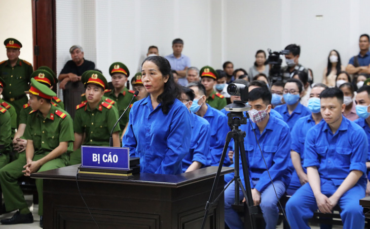 Bị cáo Vũ Liên Oanh - cựu giám đốc Sở Giáo dục và Đào tạo Quảng Ninh - cùng các đồng phạm tại phiên tòa ngày 10-10 - Ảnh: T.KHANH