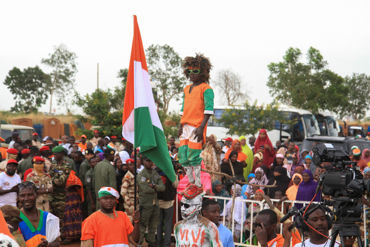 Người ủng hộ chính quyền quân sự Niger biểu tình kêu gọi Pháp rút quân ở thủ đô Niamey ngày 1-10 - Ảnh: REUTERS