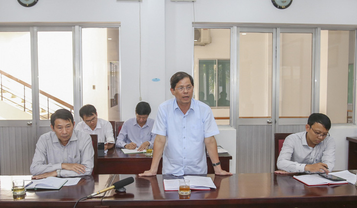 Ông Nguyễn Tấn Tuân (giữa) trong buổi làm việc với các sở, ban, ngành hôm 3-10 về CLB Khánh Hòa - Ảnh: BÁO KHÁNH HÒA