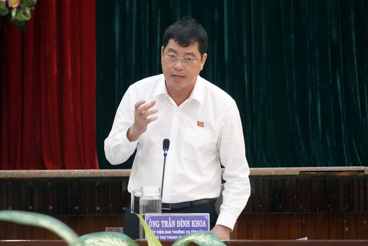 Ông Trần Đình Khoa - bí thư Thành ủy Vũng Tàu - phát biểu tại buổi gặp gỡ các hiệu trưởng vào chiều 10-10 - Ảnh: ĐÔNG HÀ