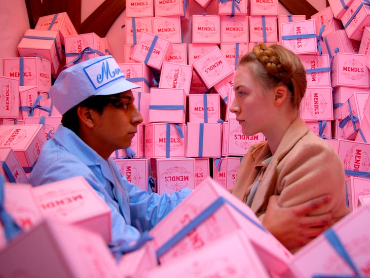 The Grand Budapest Hotel sử dụng gam màu chính là hồng - Ảnh: Litte White Lies