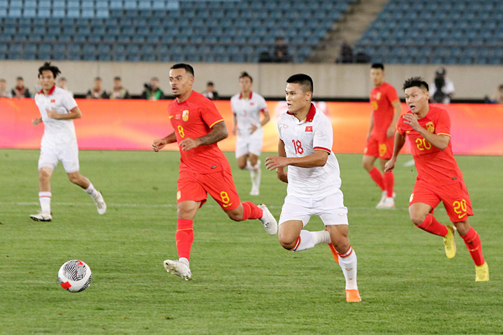 Tuyển Việt Nam đã thi đấu tốt trong 60 phút đầu khi triển khai được lối chơi kiểm soát bóng trước tuyển Trung Quốc - Ảnh: VFF
