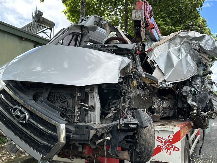 Chiếc xe 16 chỗ trong vụ tai nạn với xe Thành Bưởi khiến 5 người tử vong, xảy ra trên quốc lộ 20, tỉnh Đồng Nai - Ảnh: A LỘC