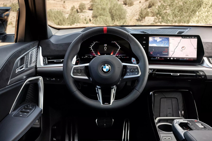 Khoang lái X2 hướng lệch hẳn về phía ghế lái - Ảnh: BMW