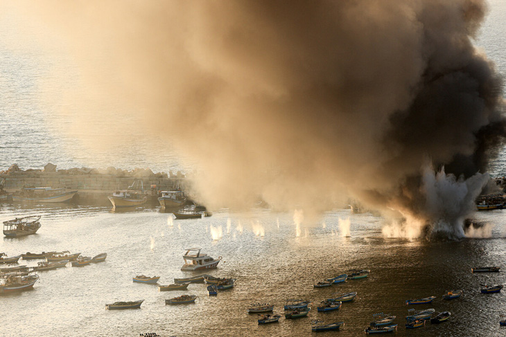 Israel không kích cảng Gaza ngày 10-10 - Ảnh: AFP