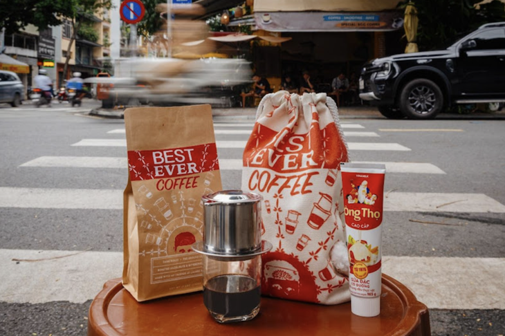 Để người Mỹ được 'thưởng' cà phê Việt đúng chuẩn, Sonny bán nguyên bộ kit đậm chất Việt gồm một gói cà phê rang xay, một bộ phin cà phê truyền thống và một tuýp sữa đặc Ông Thọ - Ảnh: S.S