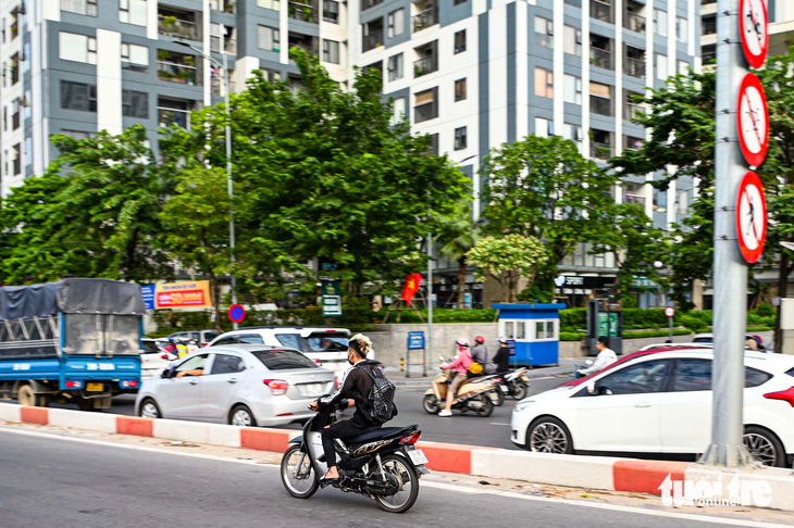 Biển cấm xe máy, xe thô sơ được đặt ở ngay lối vào đường trên cao. Điểm chung của các tài xế vi phạm là đi với tốc độ cao, nhiều người không đội mũ bảo hiểm - Ảnh: HỒNG QUANG