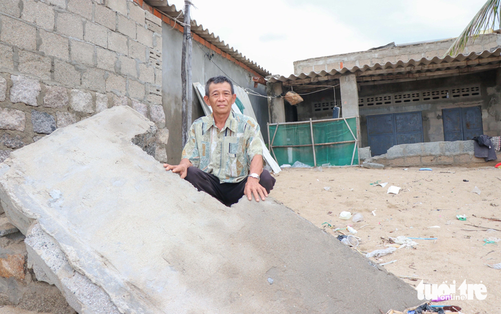 Căn nhà ông Nguyễn Thanh (khu phố Ninh Chữ 1, thị trấn Khánh Hải) bị sóng lớn đánh sập tường. Dân khẩn thiết chính quyền sớm xây dựng kè biển - Ảnh: DUY NGỌC