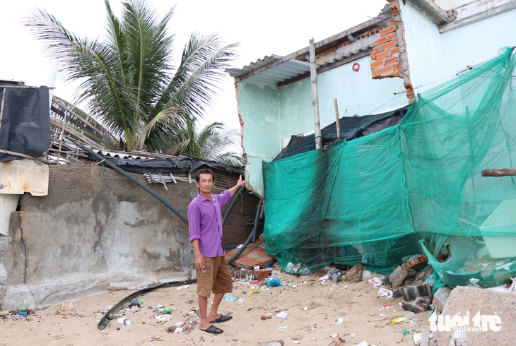 Căn nhà của ông Đỗ Tuấn Đông bị sóng biển đánh hư hỏng khoảng 60% - Ảnh: DUY NGỌC