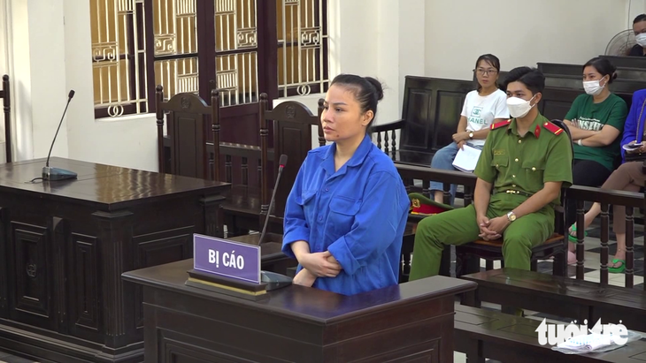 Bị cáo Nguyễn Thị Cẩm Nguyên tại phiên tòa xét xử sơ thẩm - Ảnh: PHẠM HƠN