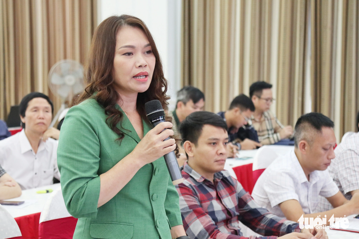 Bà Trần Thị Cẩm Tú - phó chủ tịch UBND thành phố Vinh - lý giải nguyên nhân chưa xây được Trường mầm non Cửa Nam tại buổi họp báo - Ảnh: DOÃN HÒA