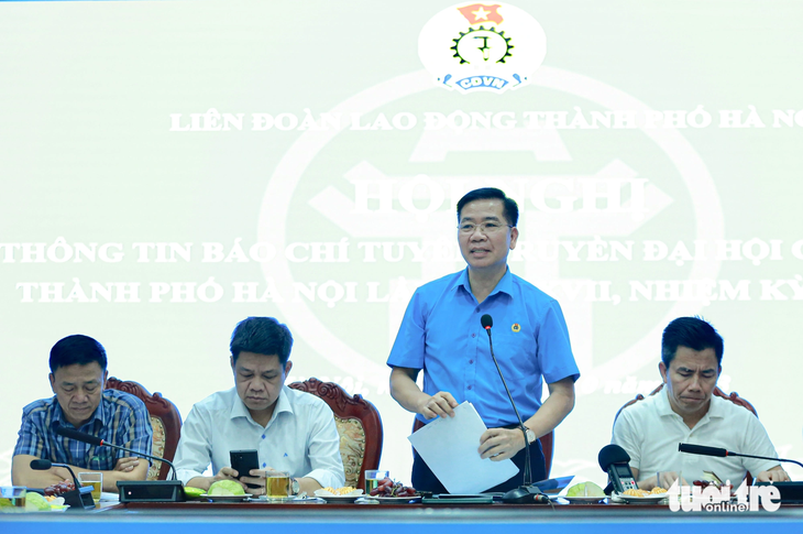 Phó chủ tịch Công đoàn Hà Nội Nguyễn Huy Khánh thông tin về đại hội - Ảnh: HÀ QUÂN