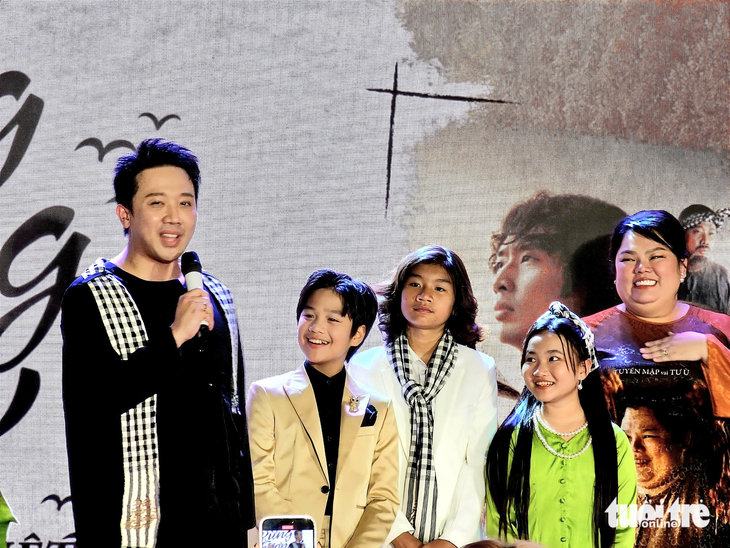 Trấn Thành cùng dàn diễn viên nhí gồm Hạo Khang, Đỗ Kỳ Phong và Bảo Ngọc (bộ ba An - Cò - Xinh) - Ảnh: MI LY