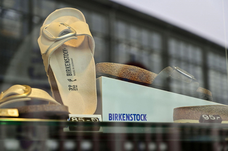 Dép sandal thân thiện với môi trường được Birkenstock xuất khẩu toàn cầu