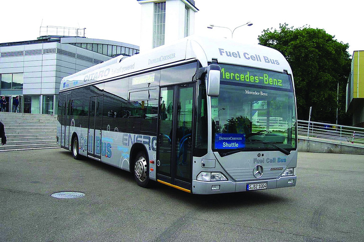 Từ 2004 Mercedes sản xuất xe buýt chạy pin nhiên liệu (đốt khí hydro và chỉ thải hơi nước ra môi trường)