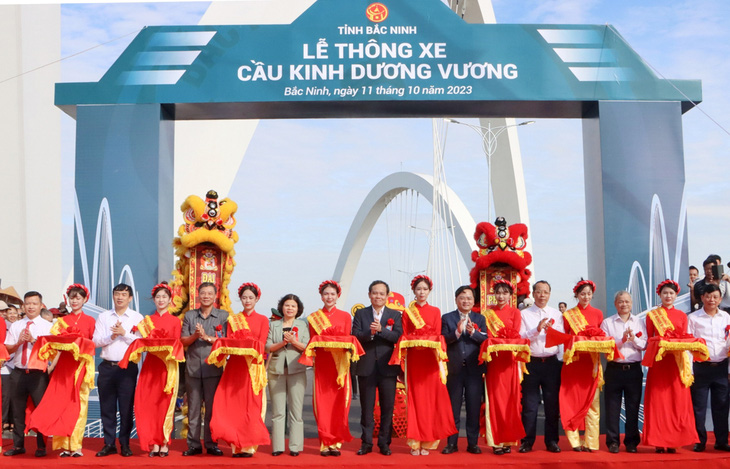 Phó thủ tướng Trần Lưu Quang (giữa) và Bí thư Tỉnh ủy Bắc Ninh Nguyễn Anh Tuấn cắt băng thông xe cầu Kinh Dương Vương - Ảnh: BAC NINH GOV