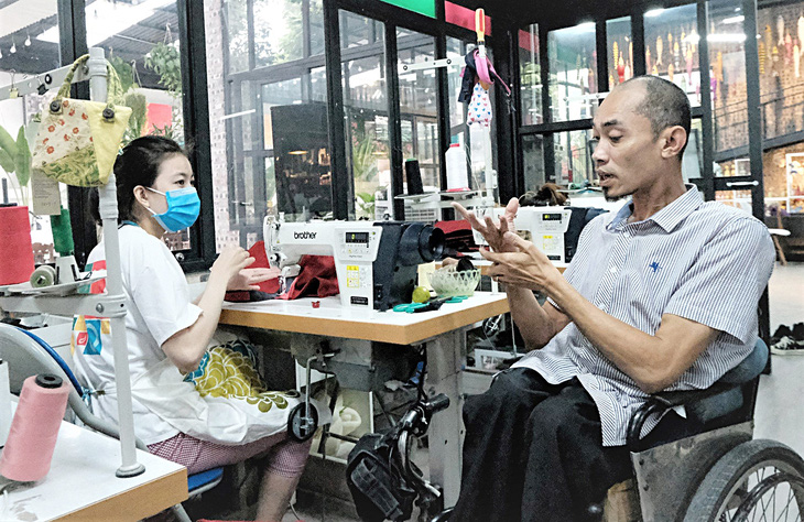 Người khuyết tật chế tác sản phẩm thủ công đang làm việc tại Công ty cổ phần Kym Việt - Ảnh: HÀ THANH