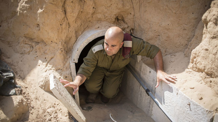 Binh sĩ Israel kiểm tra một đường hầm mà họ phát hiện vào năm 2014. Đường hầm này do Hamas xây dựng để dẫn vào Israel - Ảnh: CNN/GETTY IMAGES