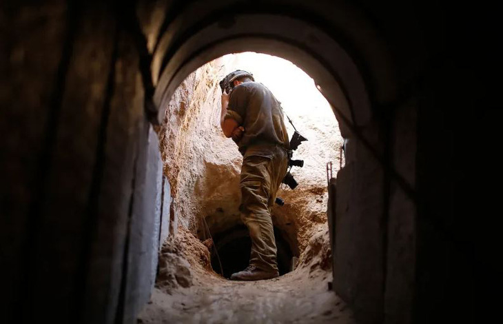 Binh sĩ Israel nhìn vào một đường hầm do quân đội Israel phát hiện gần khu định cư Ein Hashlosha, ngay bên ngoài Dải Gaza - Ảnh: REUTERS