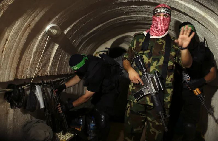 Chiến binh Hamas bên trong một đường hầm ở Gaza vào tháng 8-2014 - Ảnh: REUTERS