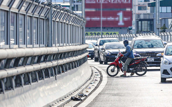 Hà Nội: Nhiều xe máy ngang nhiên vi phạm, chạy vào đường trên cao