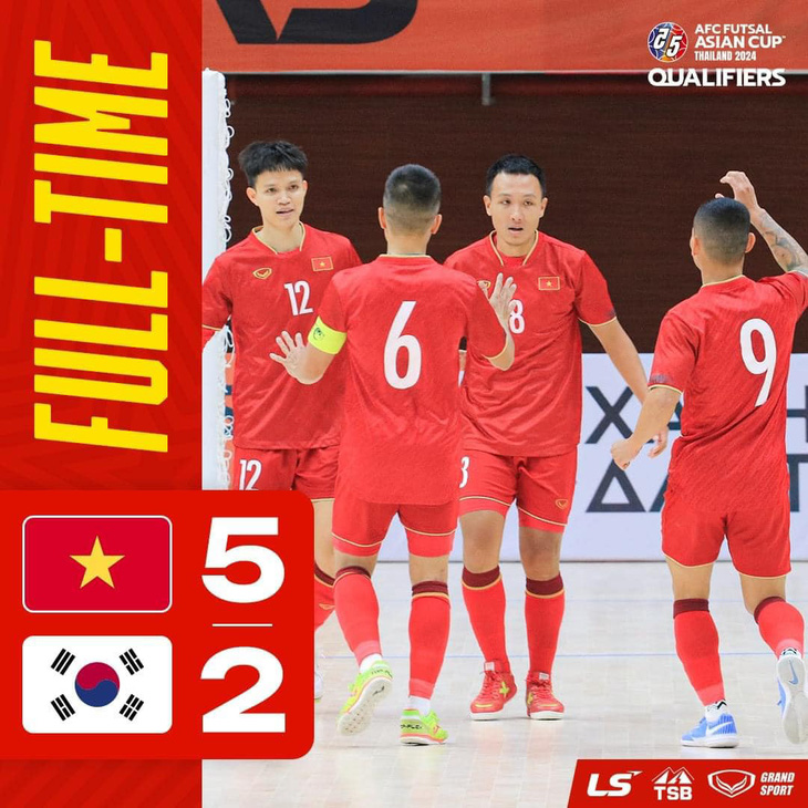 Đội tuyển futsal Việt Nam ăn mừng chiến thắng trước Hàn Quốc - Ảnh: VFF