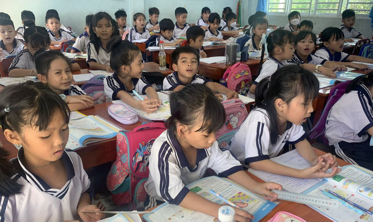 Phụ huynh ở huyện Chợ Mới, tỉnh An Giang phản ứng nhà trường ghép lớp, cắt giảm tiết của học sinh - Ảnh: H.S.