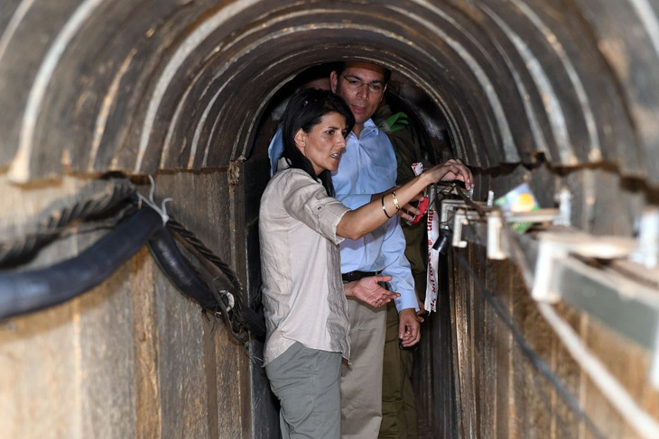 Ảnh chụp vào ngày 8-6-2017 cho thấy bà Nikki Haley, khi đó là đại sứ Mỹ tại Liên Hiệp Quốc, tham quan một đường hầm mà Israel phát hiện được. Đây là đường hầm do Hamas xây dựng ở khu vực biên giới Dải Gaza - Israel - Ảnh: THE TIMES OF ISRAEL