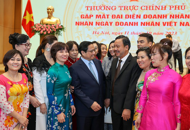 Thủ tướng Phạm Minh Chính trò chuyện với các doanh nhân trong buổi gặp mặt - Ảnh: VGP